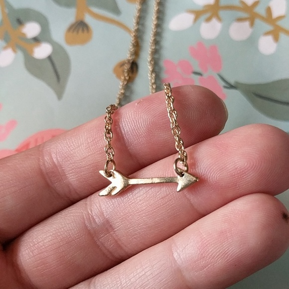 Modcloth Jewelry - Nwot gold dainty arrow charm necklace